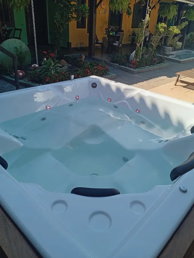 Banheira de hidromassagem instalada e em funcionamento em jardim no Rio de Janeiro